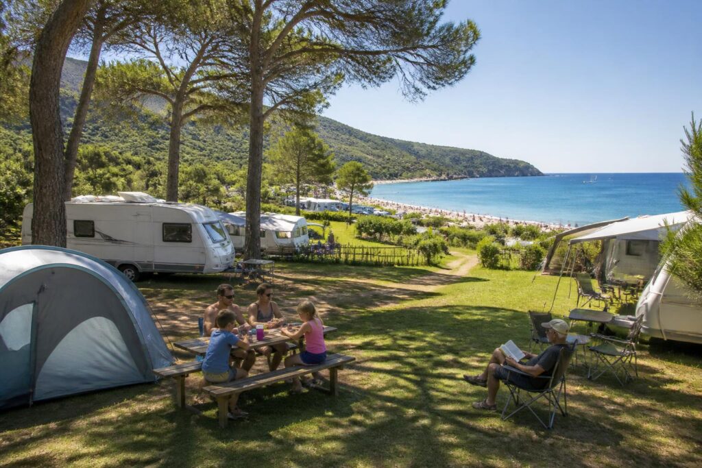 découvrez le littoral camping argelès, un havre de paix entre mer et nature, idéal pour des vacances reposantes et authentiques en famille ou entre amis.