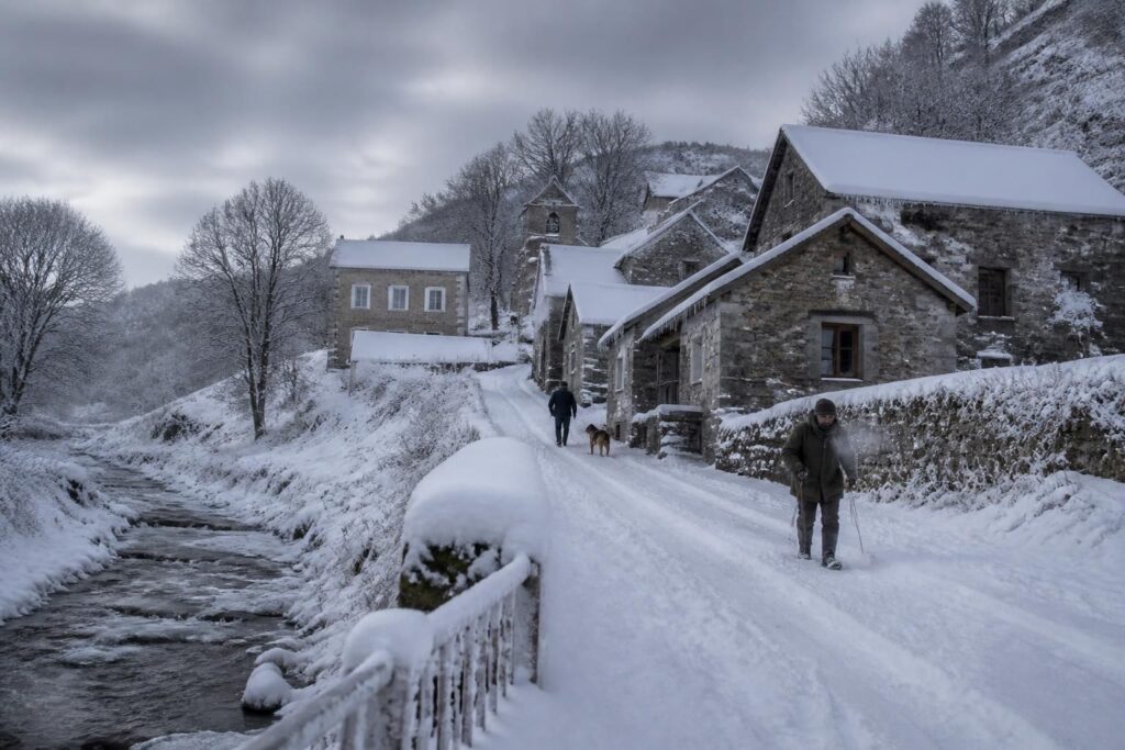 découvrez les conditions extrêmes du village le plus froid de france et comment elles influencent le quotidien de ses habitants.