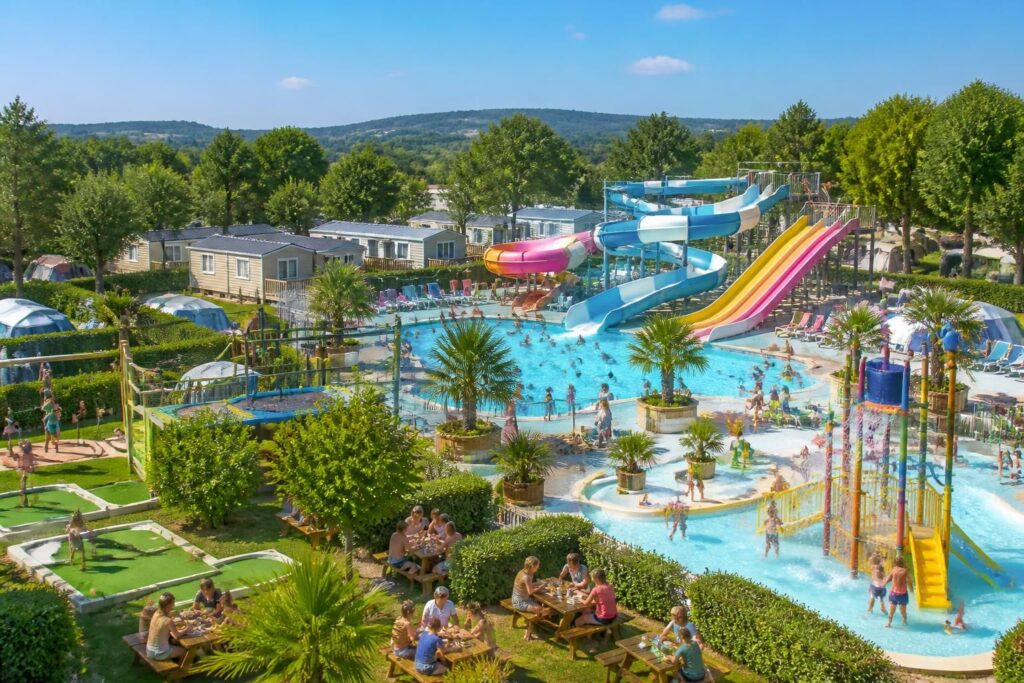 découvrez le meilleur camping de france offrant un parc aquatique et de nombreuses activités pour enfants, idéal pour des vacances en famille inoubliables.