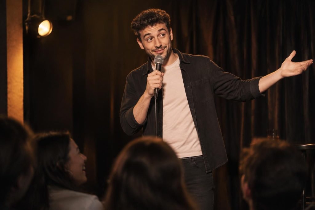 découvrez les jeunes humoristes français qui font vibrer la scène stand-up : nouveaux talents, styles singuliers et artistes à suivre de près.